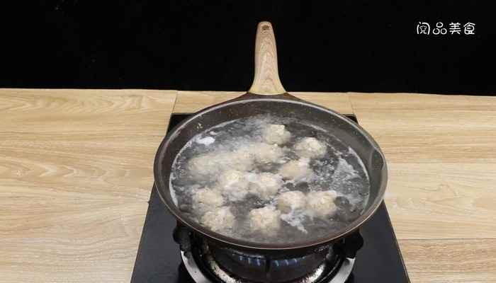 猪肉丸子火腿汤怎么做(火腿肠切片的做法步骤图)