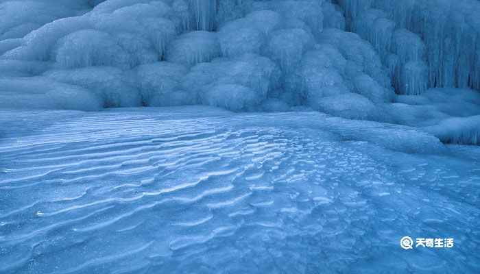 敲成玉磬穿林响忽作玻璃碎地声是什么修辞手法 敲成玉馨穿林响穿是什么意思