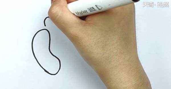 脚丫简笔画(我们先用线条画一个脚掌出来)