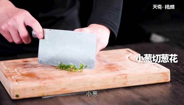 羊骨汤的做法(羊骨500克、小葱2根、生姜1块、香菜2根。)