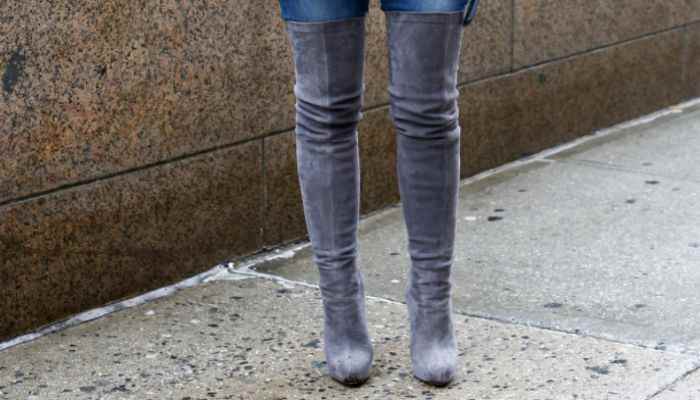 高筒靴的搭配方法(高筒靴搭配打底袜、短款针织连衣裙、毛呢外套)