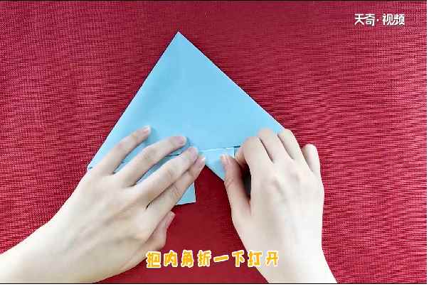 蝴蝶怎么折(纸张翻过来怎么办怎么形成三角形)