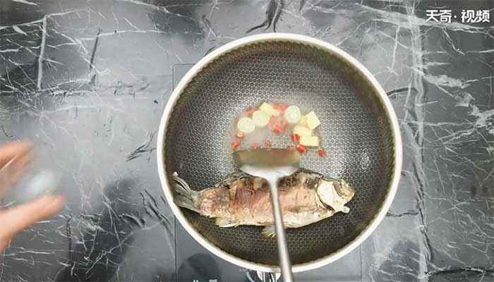 烧荷包鲫鱼的做法(鲫鱼怎么做最好吃)