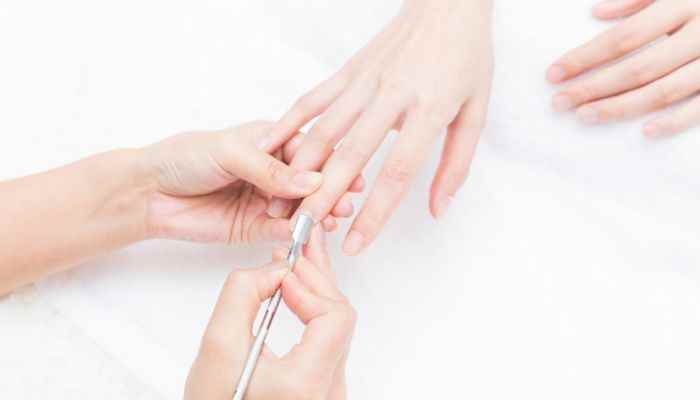 美甲怎么卸掉(一般美甲可以直接用洗甲水浸湿卸甲棉后擦拭卸除)