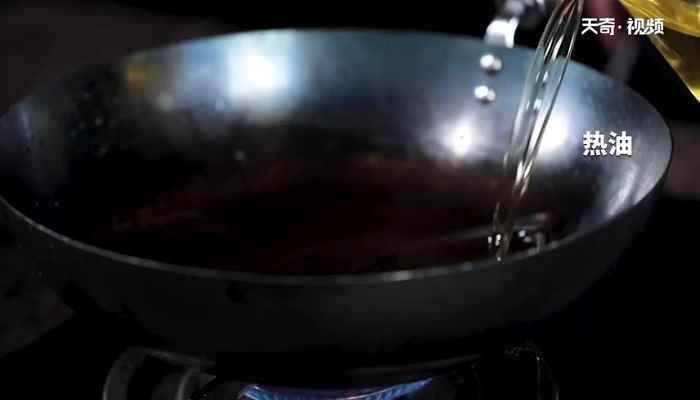 炖小鱼贴饼子怎么做(小黄鱼的做法步骤有哪些)