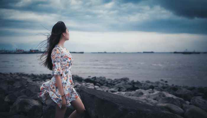 防止裙子被风吹起妙招!