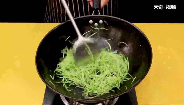 炒青豆芽的做法(青豆芽300克、蚝油1汤匙、盐1茶匙、米醋)