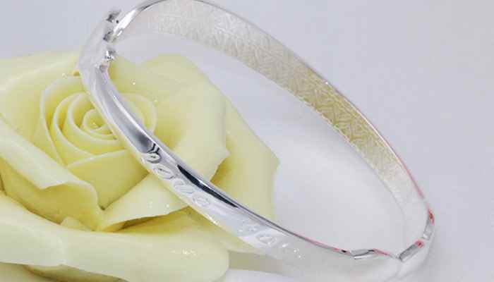 银被氧化了变黑怎么办(银被氧化变黑后可以将牙膏、碱性洗衣粉或小苏打涂抹在银饰上)