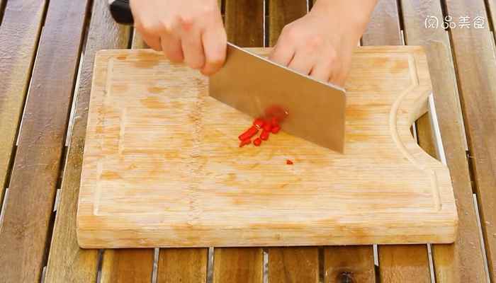 牛奶酸菜鱼的做法(小米辣切圈的做法)