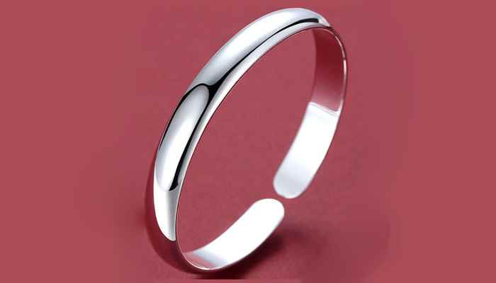 银被氧化了变黑怎么办(银被氧化变黑后可以将牙膏、碱性洗衣粉或小苏打涂抹在银饰上)