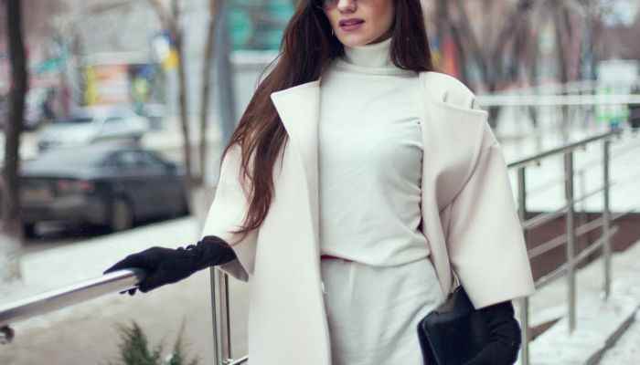 什么颜色衣服显皮肤白(显皮肤白的衣服颜色有黑色、白色、灰色、红色、焦糖色、浅粉色、)