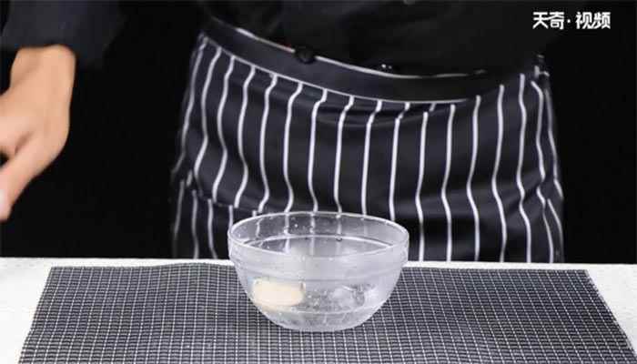 鲜肉生煎包的做法(黑芝麻面粉怎么做好吃)