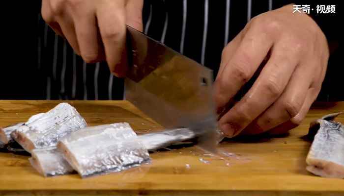 生熏带鱼的做法(【带鱼做法步骤图】带鱼怎么做)