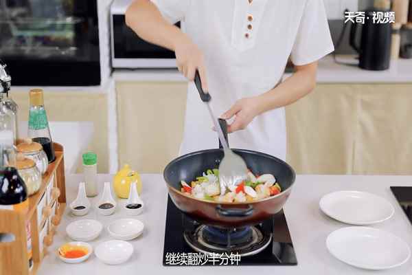 爆炒鱿鱼卷的做法(鱿鱼花的做法)