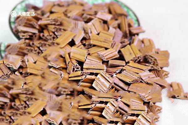 荷梗的功效与作用(核心功效清热解暑、收敛固涩、利尿通便)