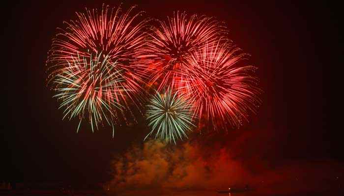 烟花的声音怎么形容(烟花的声音可以用:砰砰或者劈里啪啦或者嗖嗖来形容)