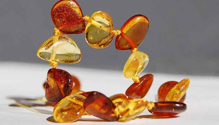 蜜蜡和琥珀的区别 蜜蜡和琥珀的区别在哪里