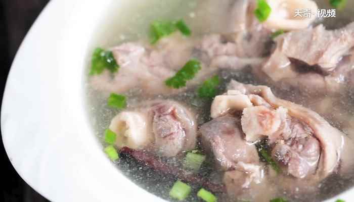 羊骨汤的做法(羊骨500克、小葱2根、生姜1块、香菜2根。)