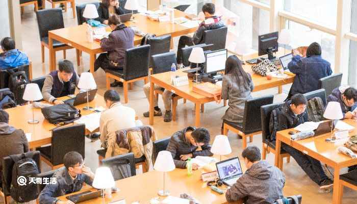 与其锦上添花不如雪中送炭的意思(与其锦上添花不如雪中送炭)