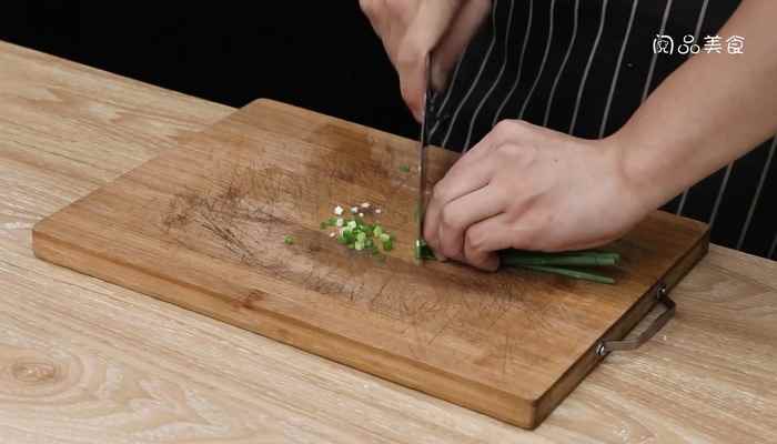 猪肉丸子火腿汤怎么做(火腿肠切片的做法步骤图)