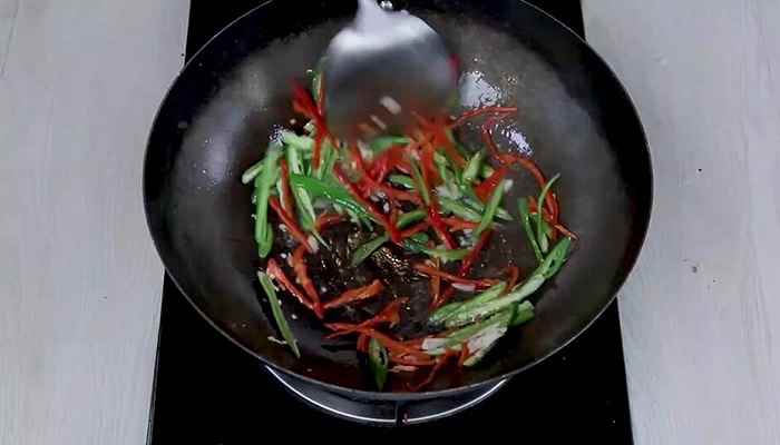 尖椒炒土豆丝的做法(青红尖椒切丝的做法步骤)