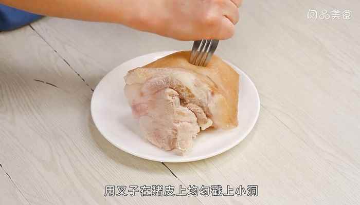 家庭版脆皮猪肉的做法(五花肉猪皮的做法)