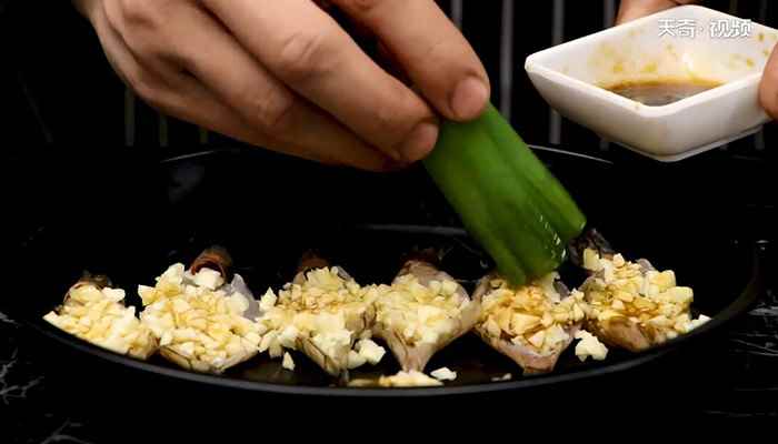 蒜蓉烤大虾怎么做(大虾怎么做好吃的做法步骤)