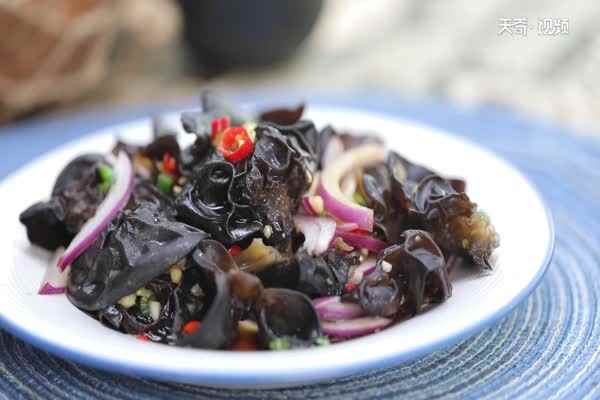 凉拌木耳的做法(红朝天椒和黑木耳的区别)