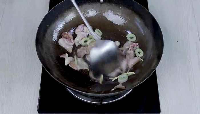 尖椒炒肉的做法(五花肉怎么做好吃)