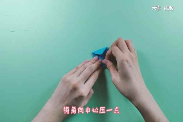 莲花怎么折(莲花十字折痕后怎么拉开)