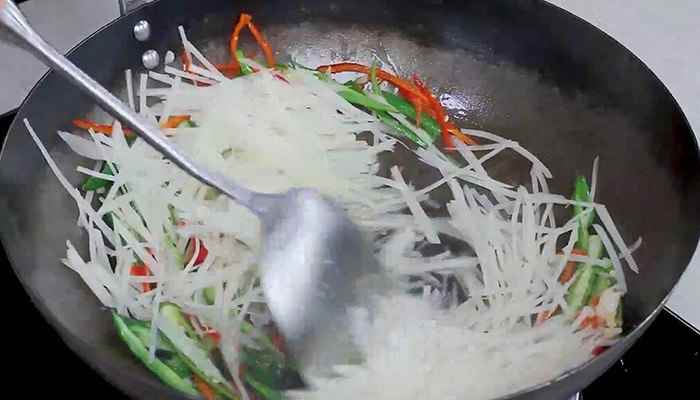 尖椒炒土豆丝的做法(青红尖椒切丝的做法步骤)