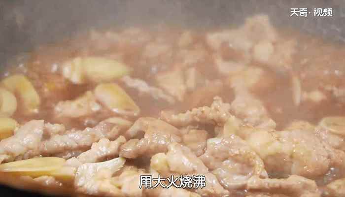蒜爆肉的做法(猪瘦肉300克、蒜瓣75克、鸡蛋1个、水淀粉3大匙、精盐适量)