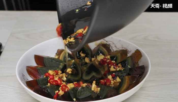 凉拌变蛋的做法(小米辣怎么做好吃)