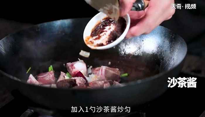 沙茶烧排骨的做法(干辣椒切小段的做法步骤)