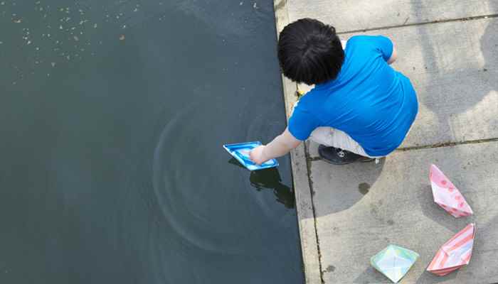 小船的折法(折纸是一种以纸张折成各种不同形状的艺术活动)