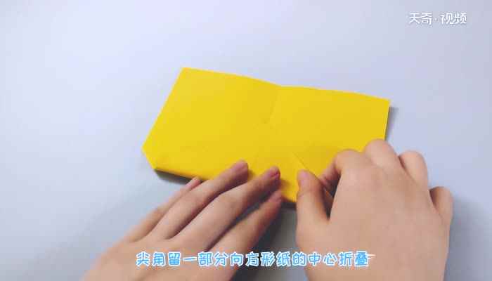 怎样折纸飞机滑翔机(滑翔机怎么拿出一张方形彩纸)