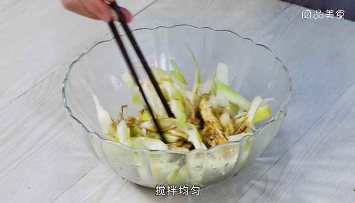 凉拌茭白的做法(茭白300克小葱切葱花)