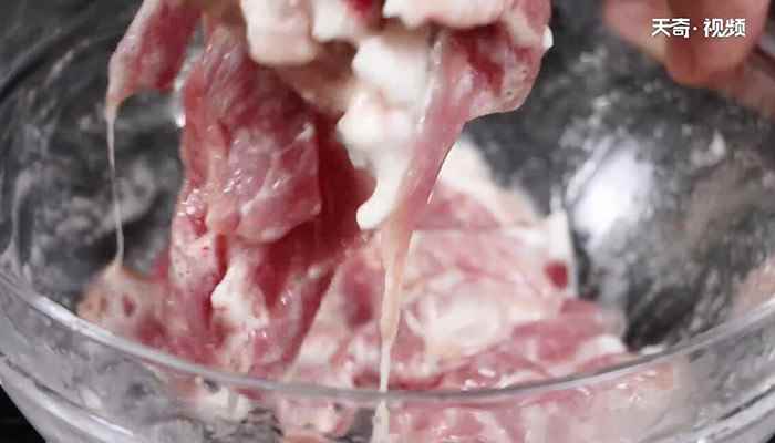 蒜爆肉的做法(猪瘦肉300克、蒜瓣75克、鸡蛋1个、水淀粉3大匙、精盐适量)