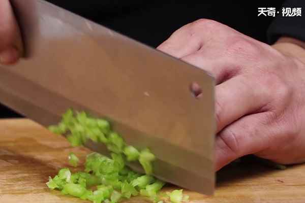 蒜泥茄子的做法(茄子400g熟白芝麻5g、青椒50g、盐10克、味精5克、香)