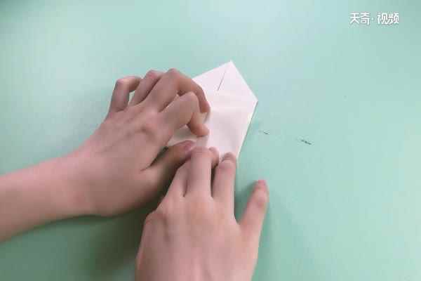 甲虫的折法(彩纸折痕折向中间怎么做)
