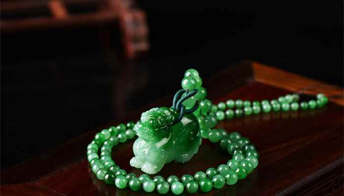 秀玉跟翡翠的区别(翡翠的瑕疵是严重的缺憾)