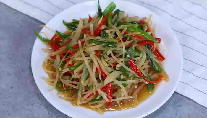 尖椒炒土豆丝的做法(青红尖椒切丝的做法步骤)