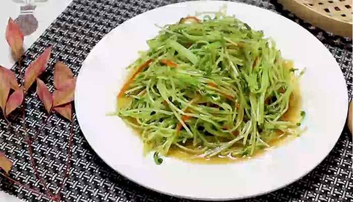 炒青豆芽的做法(青豆芽300克、蚝油1汤匙、盐1茶匙、米醋)