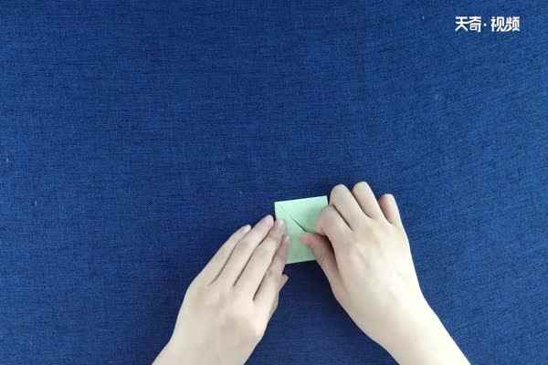 盒子怎么折(小正方形折纸的制作方法)
