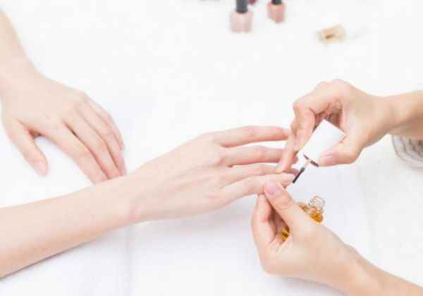 指甲油怎么涂(指甲油的涂抹方法有哪些)