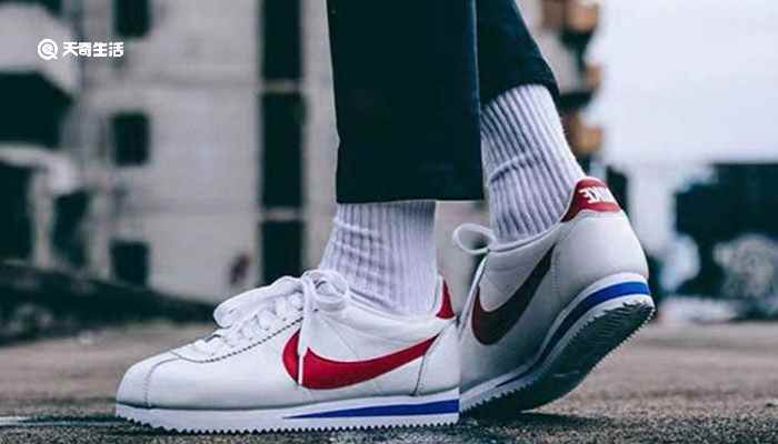 白鞋为什么会发黄(小白鞋发黄怎么清洗)