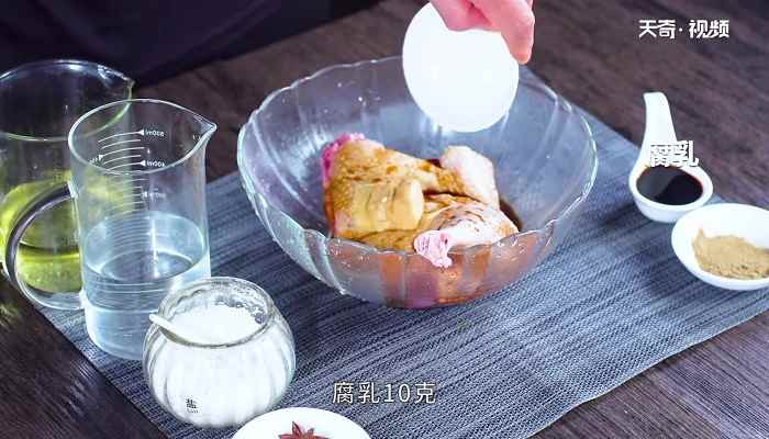 五味鹅的做法(鹅肉下锅小火慢煎5分钟)