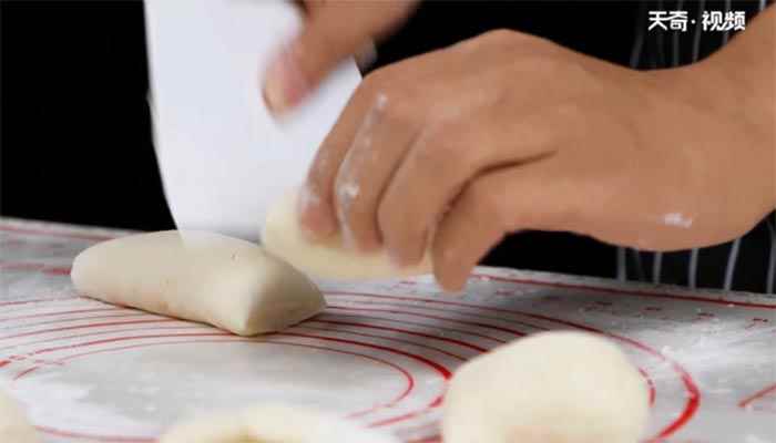 鲜肉生煎包的做法(黑芝麻面粉怎么做好吃)