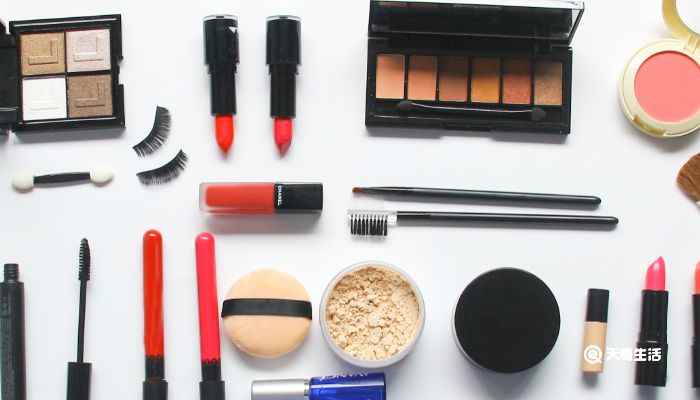 化妆需要什么(化妆品有粉底液、隔离霜、眼线笔、眉笔、眼影、口红和腮红)