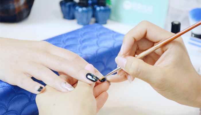 软化剂在美甲哪个步骤 软化剂在美甲的第几个步骤